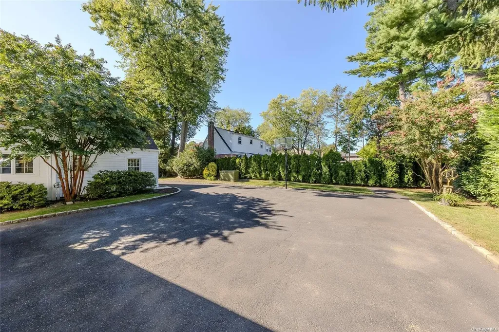 528 Roslyn Road East Williston NY 11596