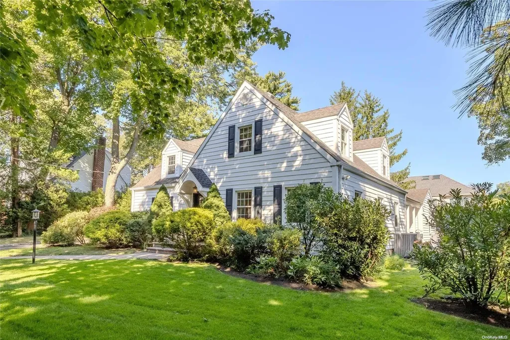 528 Roslyn Road East Williston NY 11596
