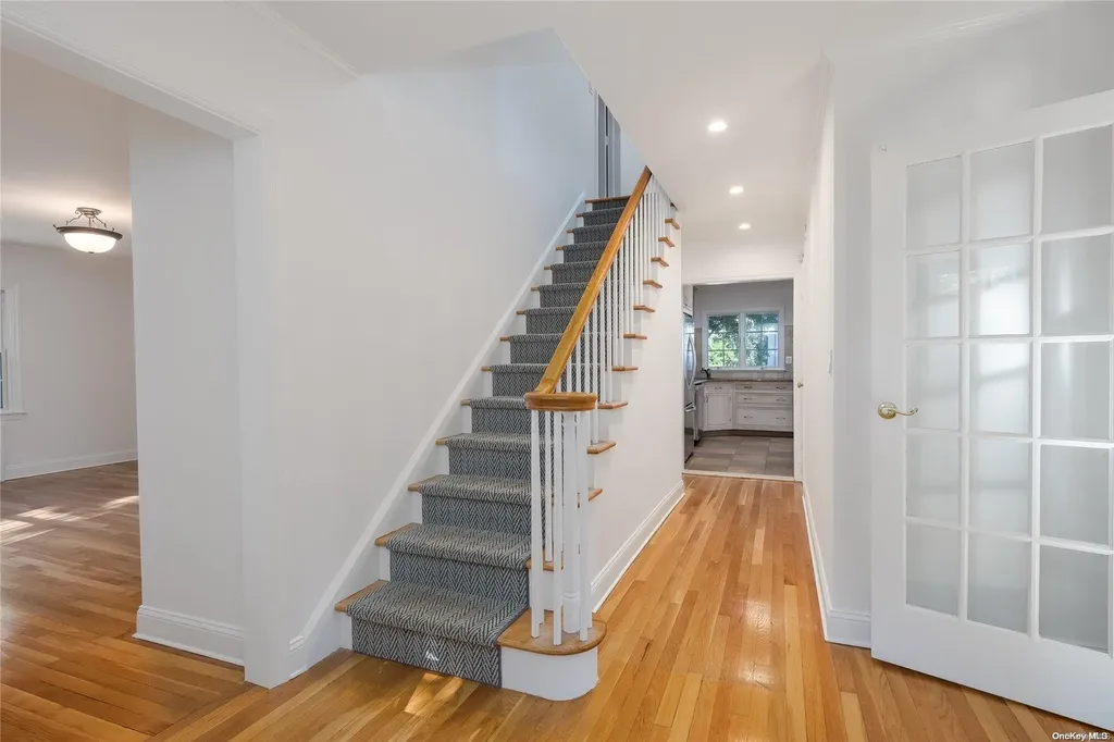 528 Roslyn Road East Williston NY 11596