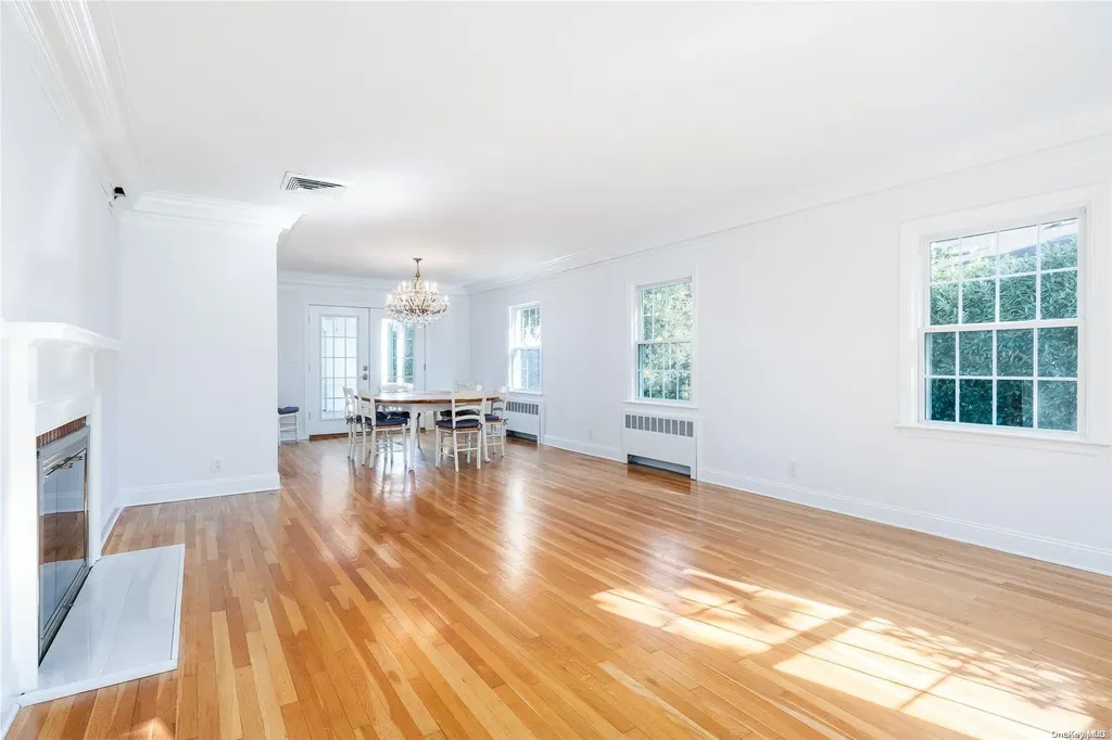 528 Roslyn Road East Williston NY 11596