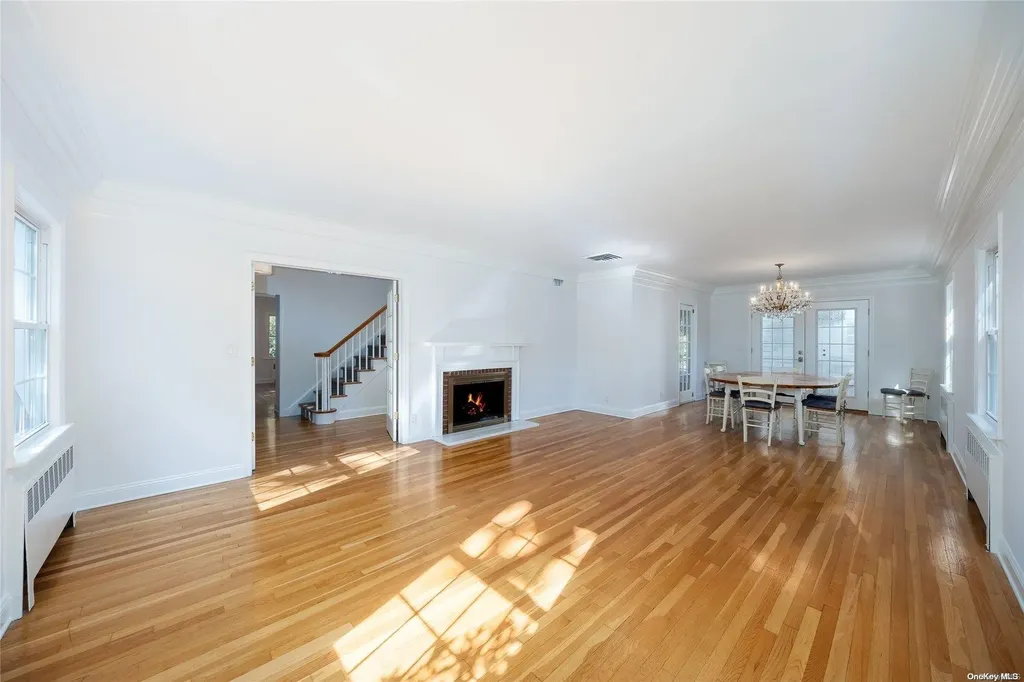 528 Roslyn Road East Williston NY 11596