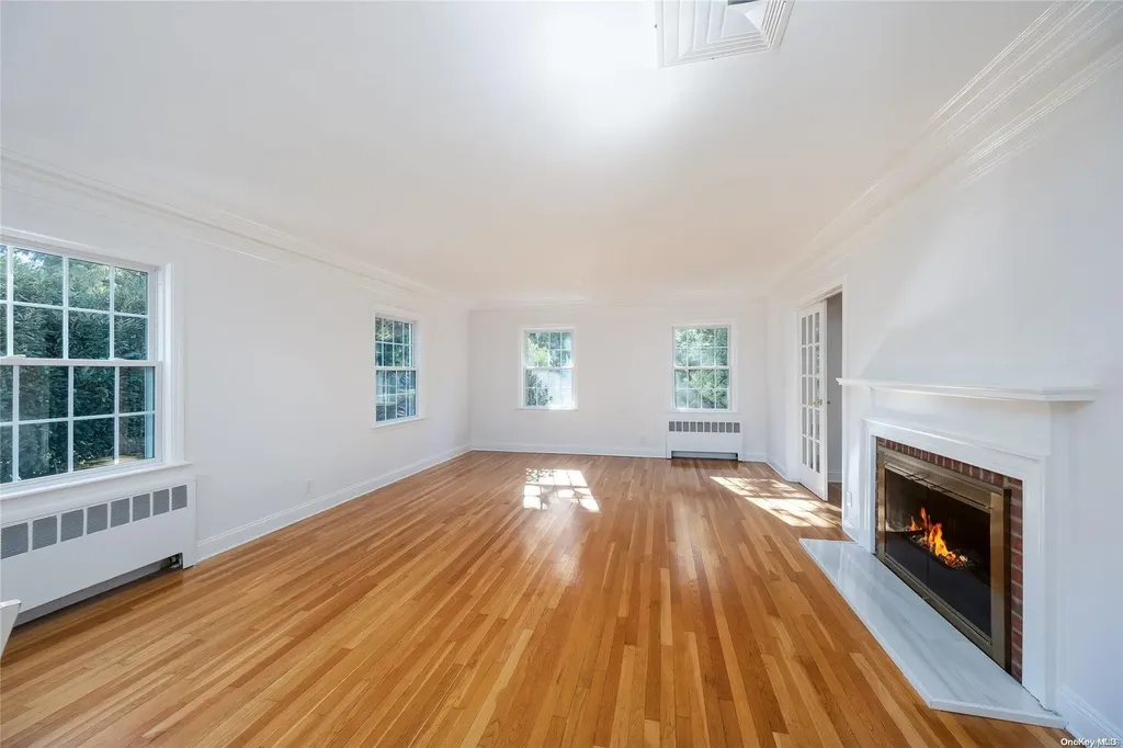 528 Roslyn Road East Williston NY 11596