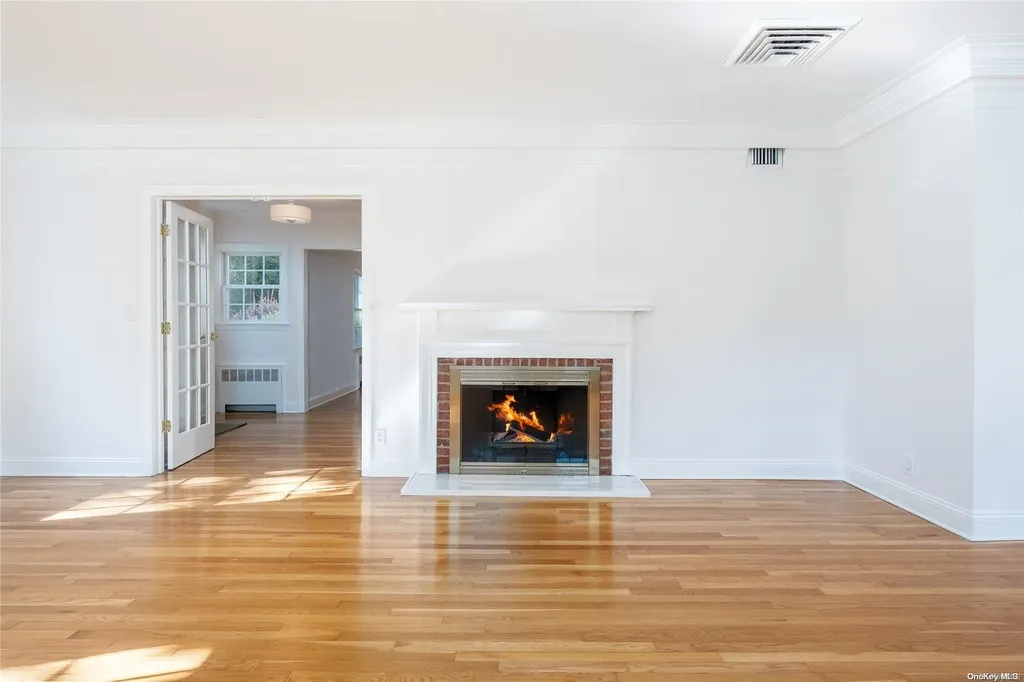 528 Roslyn Road East Williston NY 11596