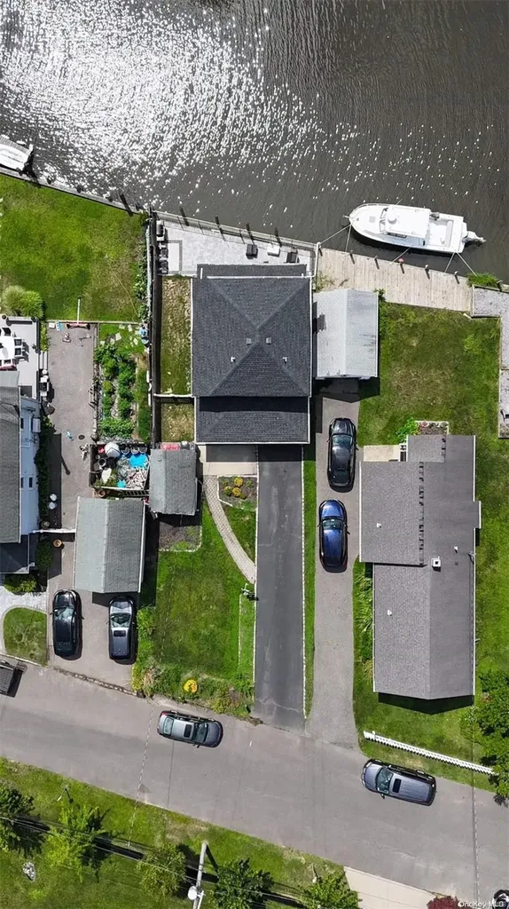 8 Cottage Avenue Bay Shore NY 11706