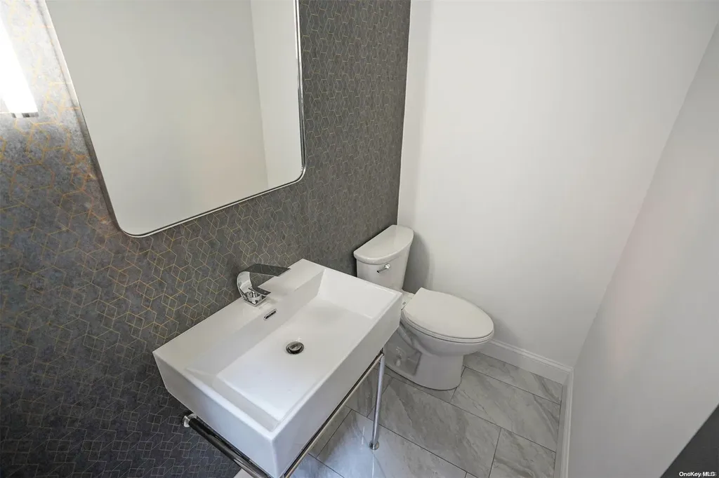 5 Hanover Place Medford NY 11763