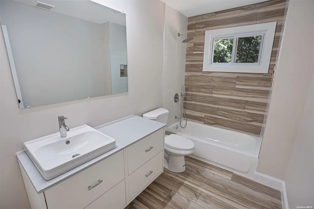 5 Hanover Place Medford NY 11763