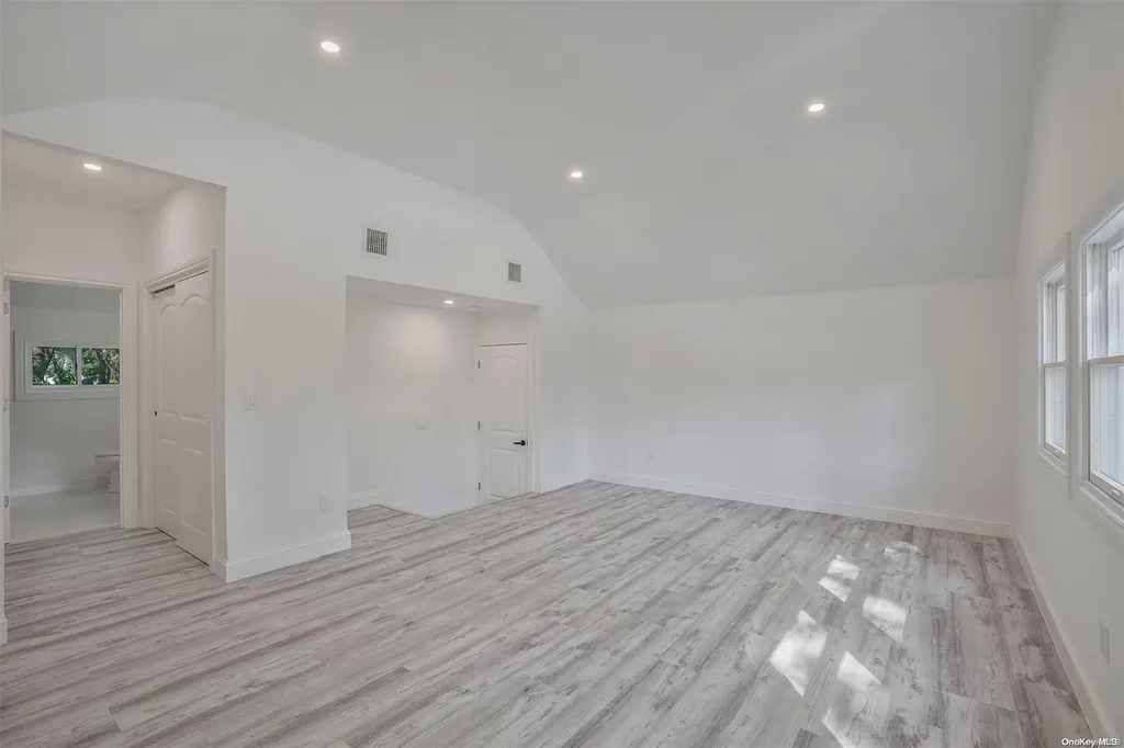 5 Hanover Place Medford NY 11763