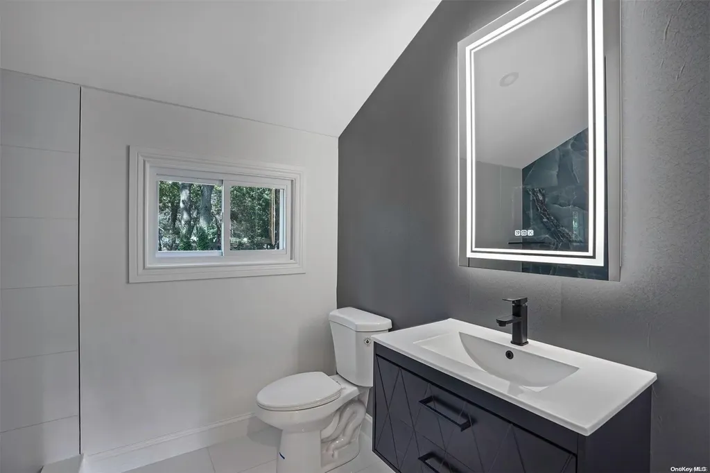 5 Hanover Place Medford NY 11763