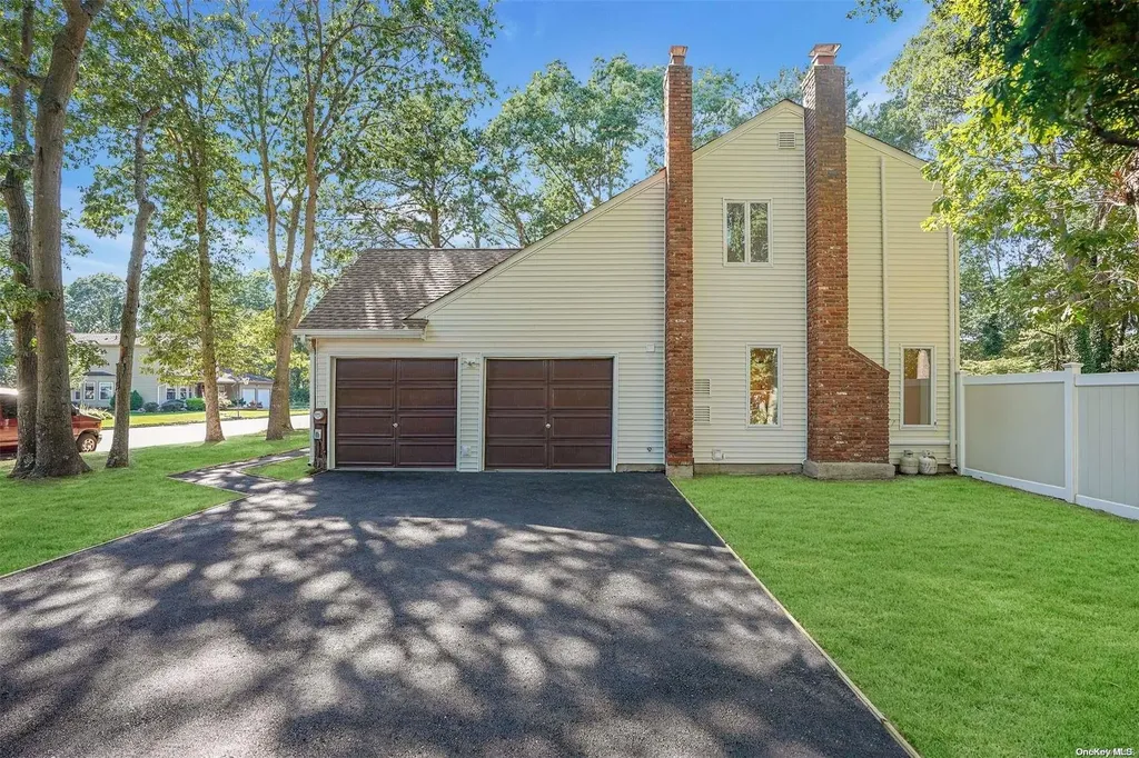 5 Hanover Place Medford NY 11763