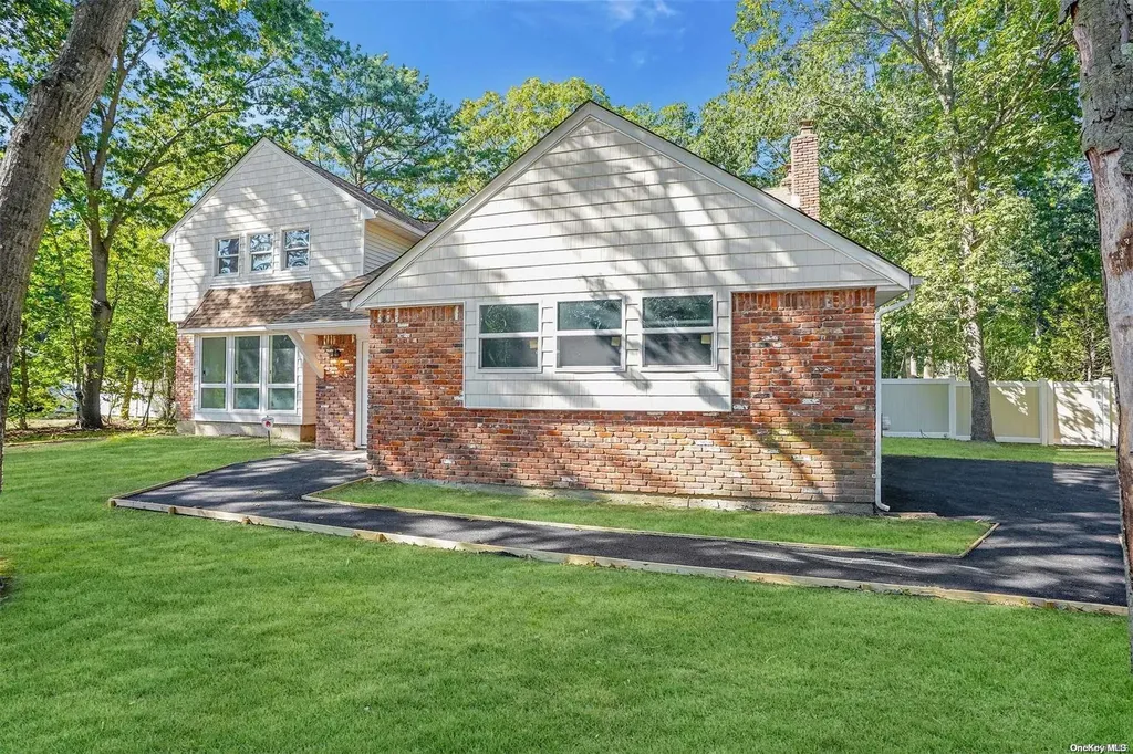 5 Hanover Place Medford NY 11763