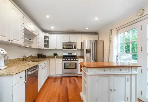 1 Motts Lane Glenwood Landing NY 11547