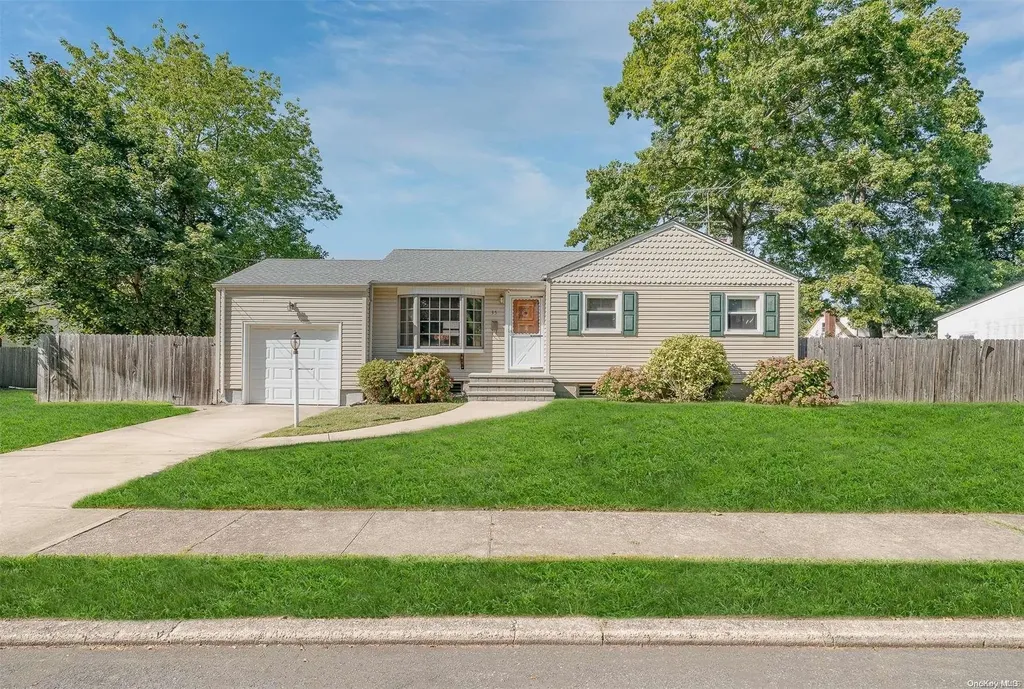 35 Oakrest Lane Babylon NY 11702