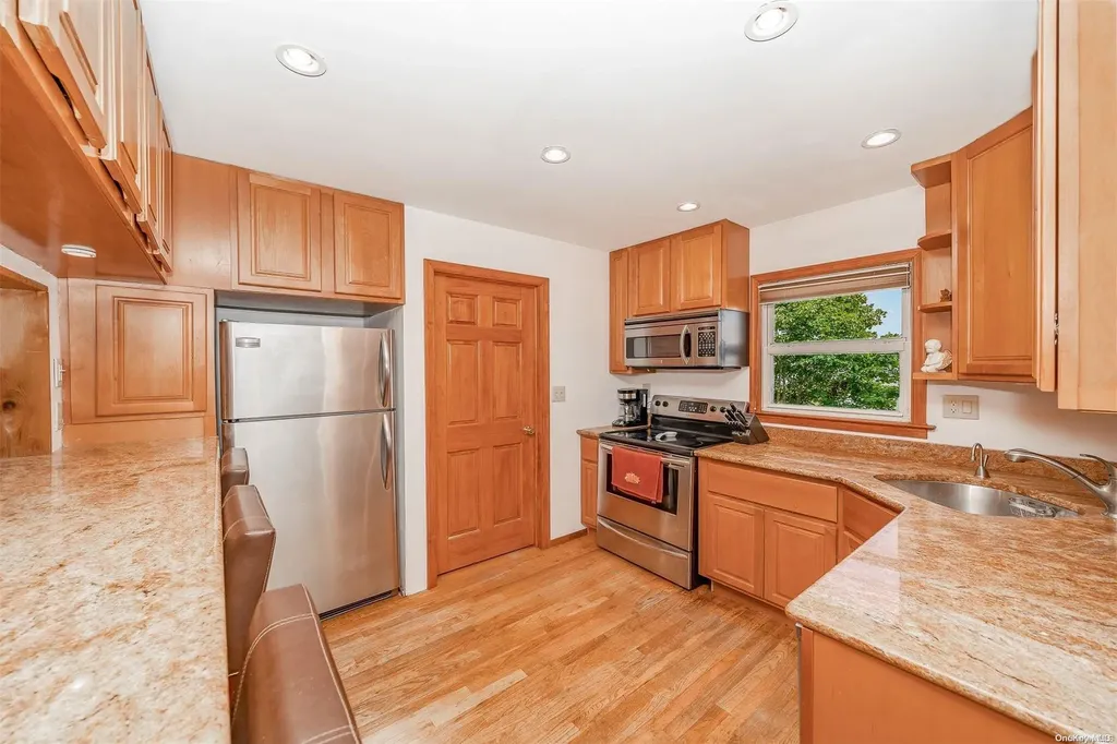 35 Oakrest Lane Babylon NY 11702