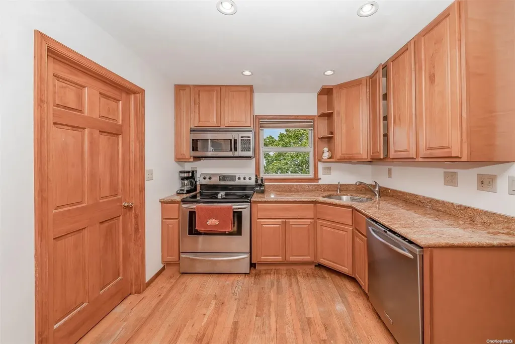 35 Oakrest Lane Babylon NY 11702