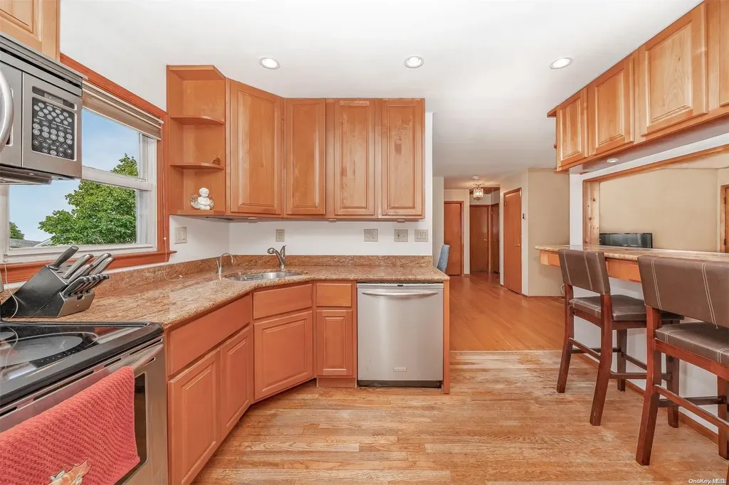 35 Oakrest Lane Babylon NY 11702