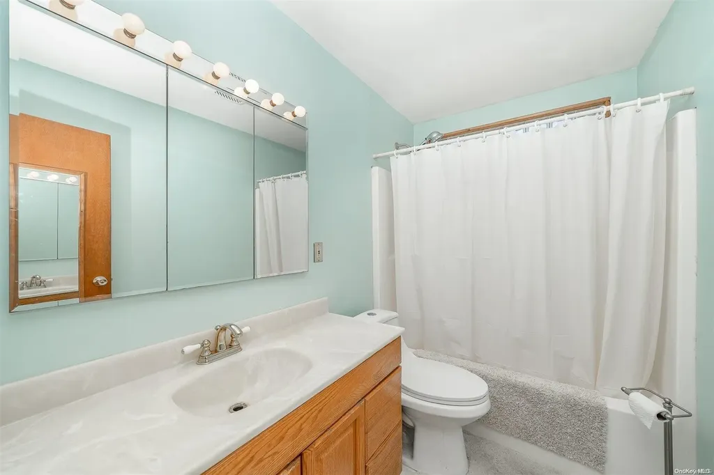 35 Oakrest Lane Babylon NY 11702