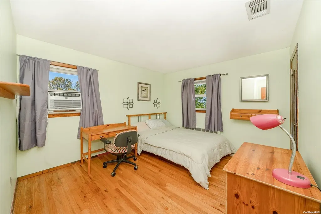 35 Oakrest Lane Babylon NY 11702