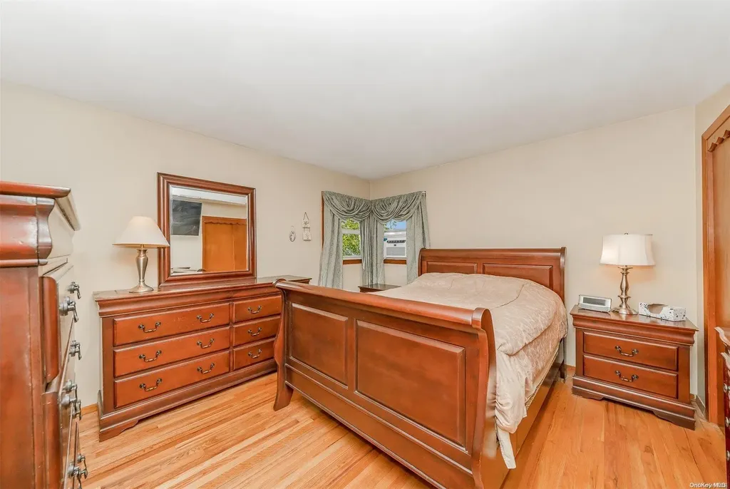 35 Oakrest Lane Babylon NY 11702
