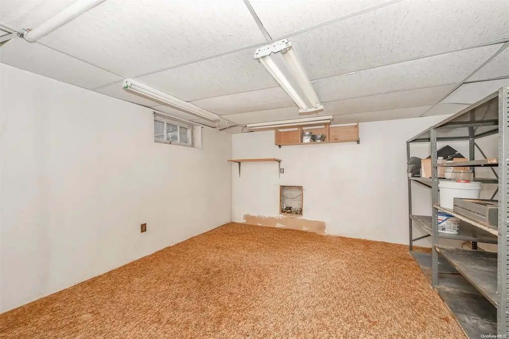 35 Oakrest Lane Babylon NY 11702