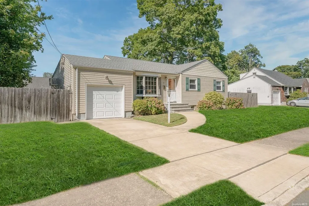 35 Oakrest Lane Babylon NY 11702