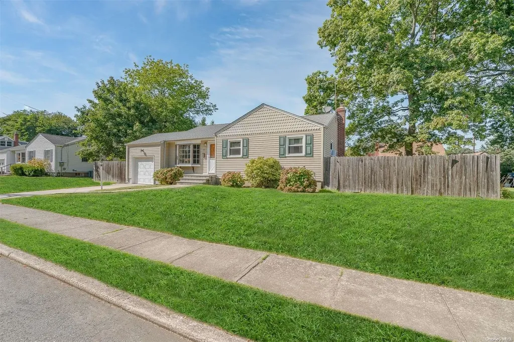 35 Oakrest Lane Babylon NY 11702