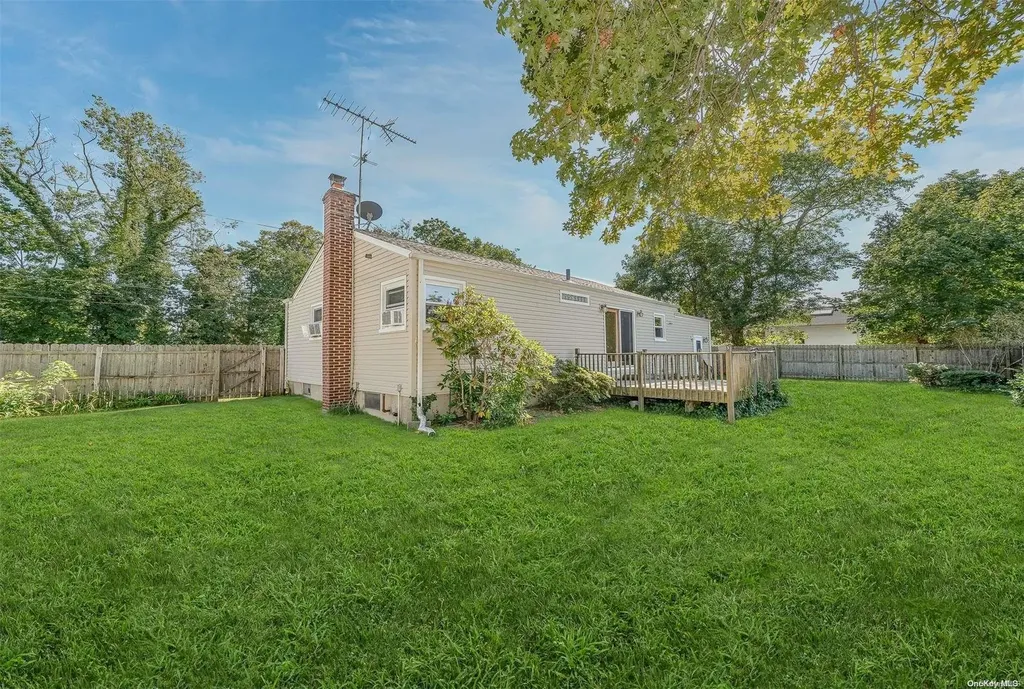 35 Oakrest Lane Babylon NY 11702