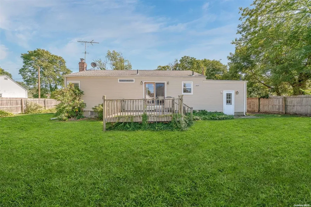 35 Oakrest Lane Babylon NY 11702