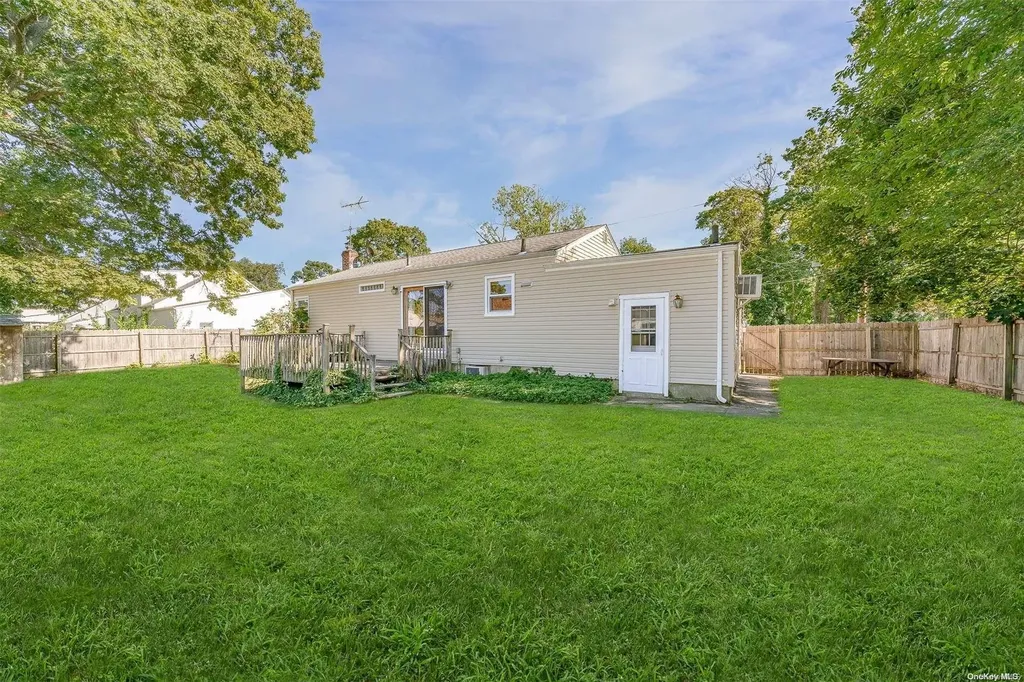 35 Oakrest Lane Babylon NY 11702