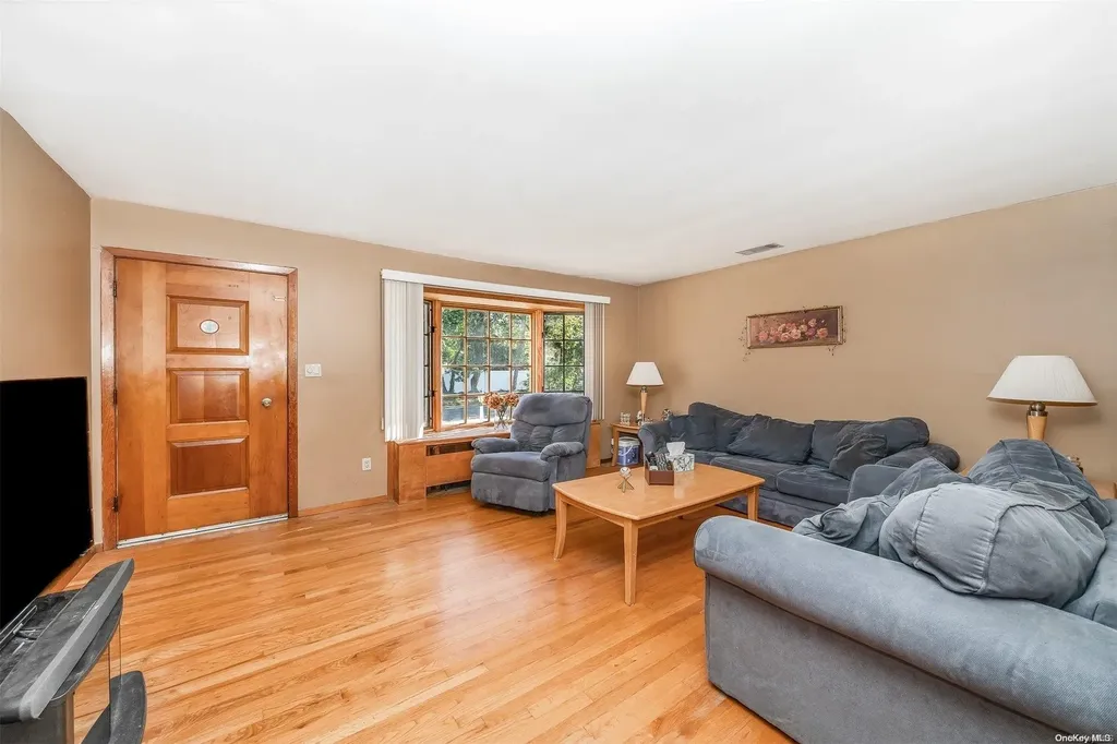 35 Oakrest Lane Babylon NY 11702
