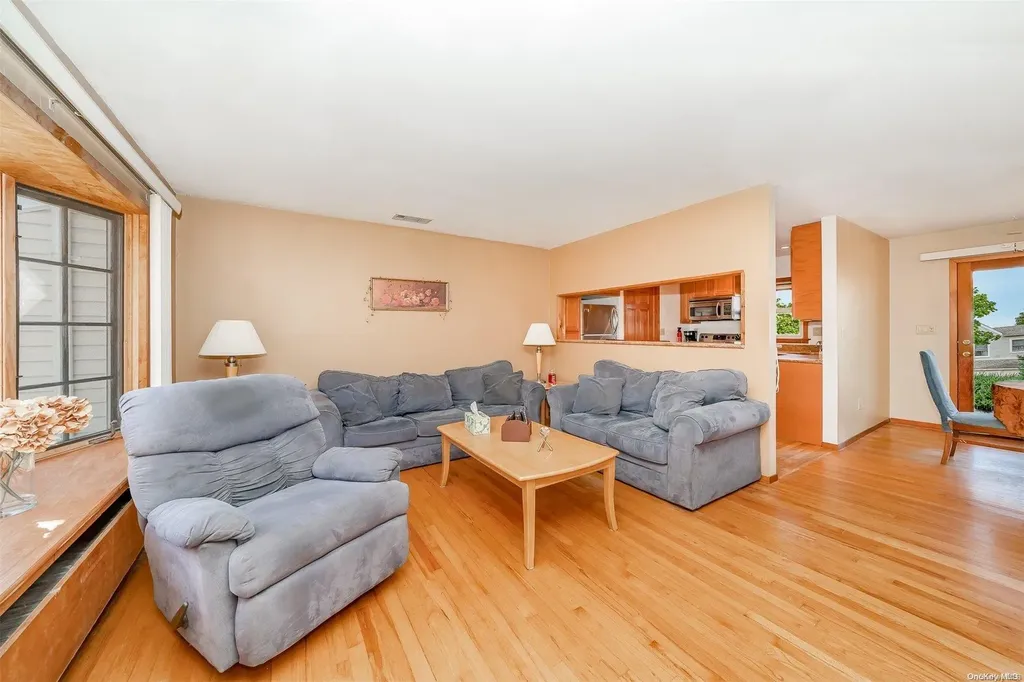 35 Oakrest Lane Babylon NY 11702