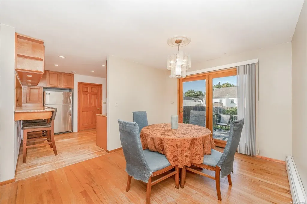 35 Oakrest Lane Babylon NY 11702