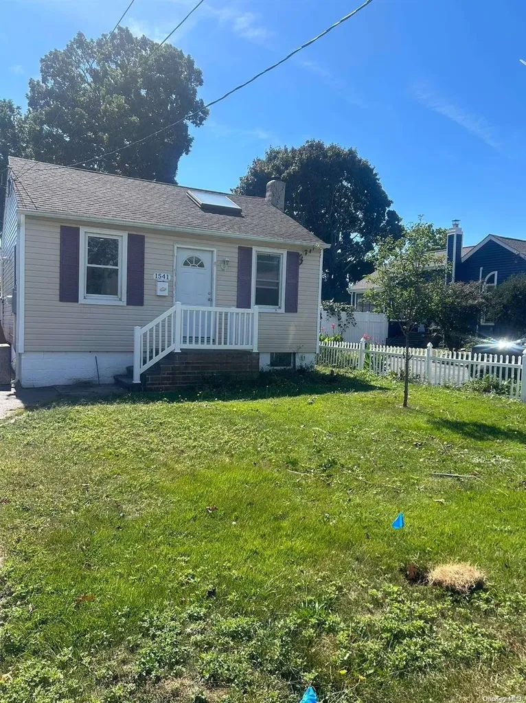 1541 4th Street West Babylon NY 11704