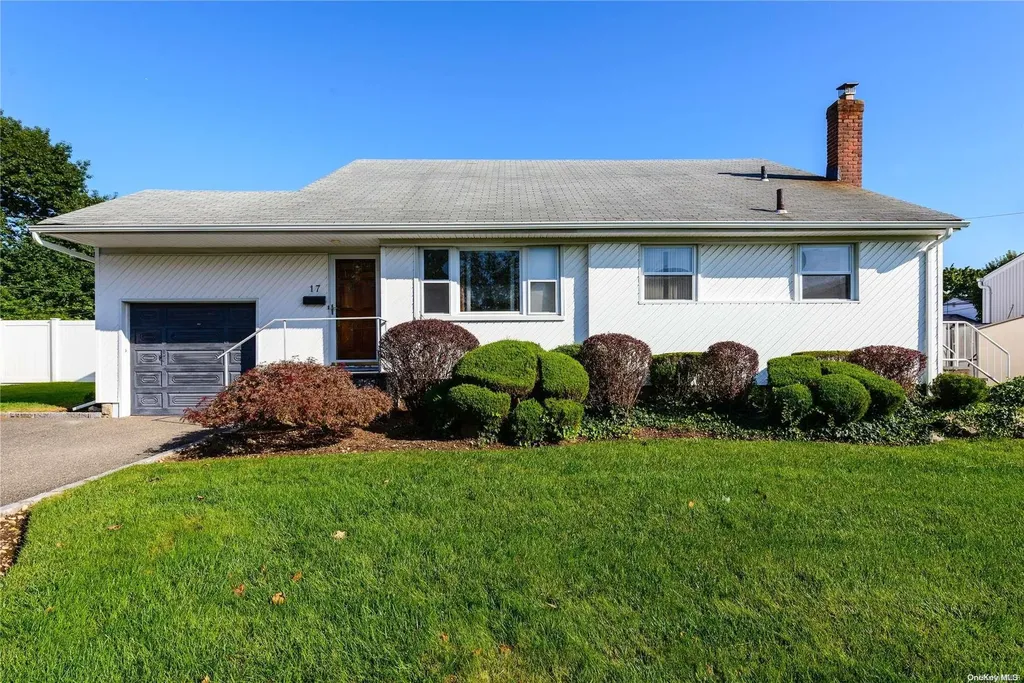 17 Warren Place Plainview NY 11803