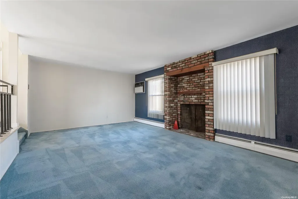 17 Warren Place Plainview NY 11803
