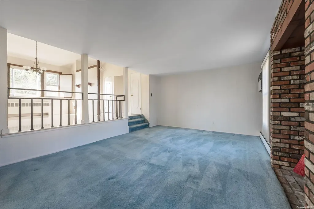 17 Warren Place Plainview NY 11803