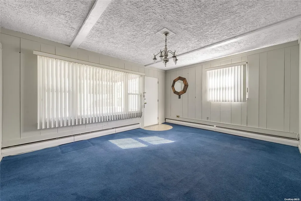 17 Warren Place Plainview NY 11803