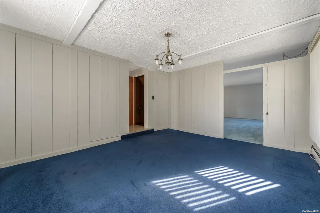 17 Warren Place Plainview NY 11803