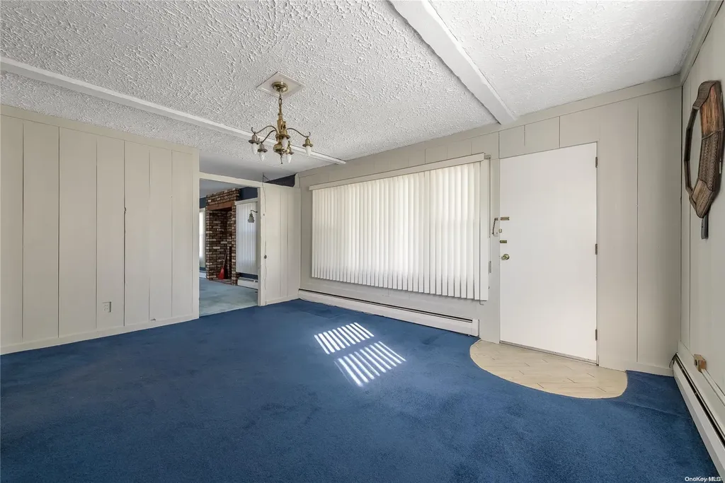 17 Warren Place Plainview NY 11803