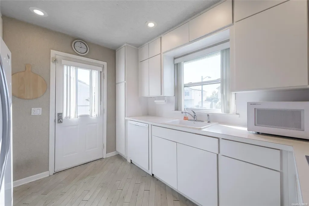 17 Warren Place Plainview NY 11803