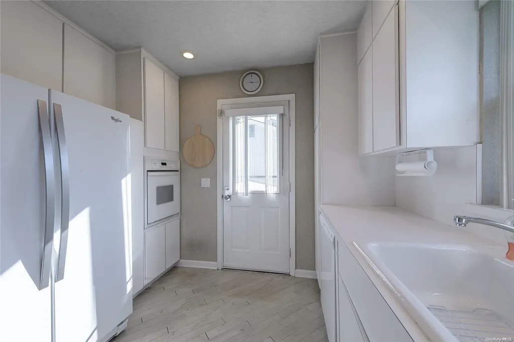17 Warren Place Plainview NY 11803
