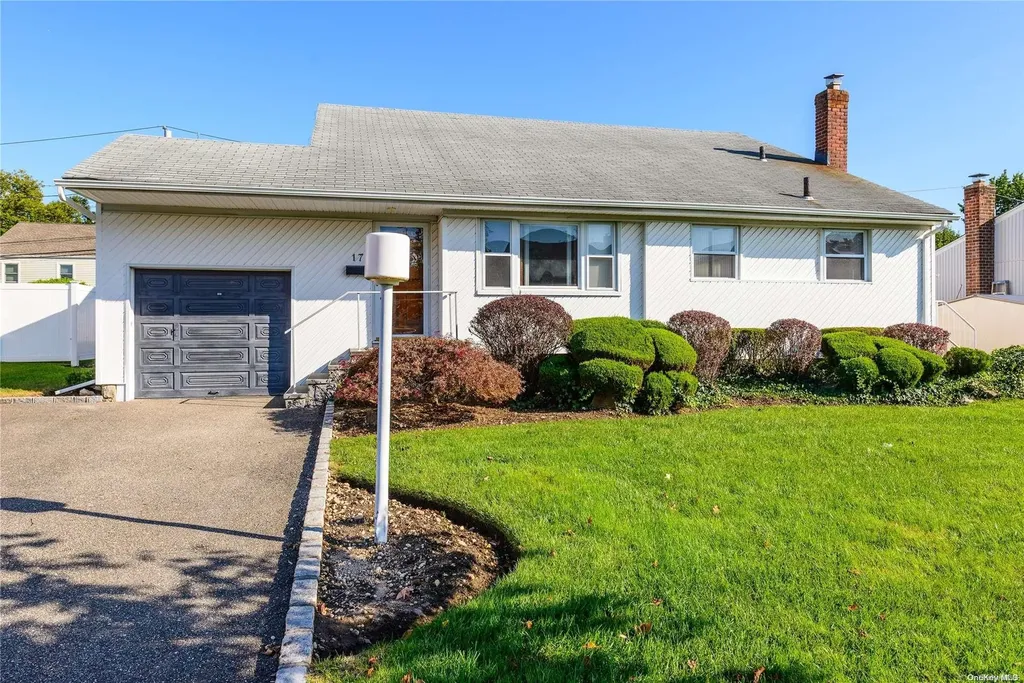 17 Warren Place Plainview NY 11803