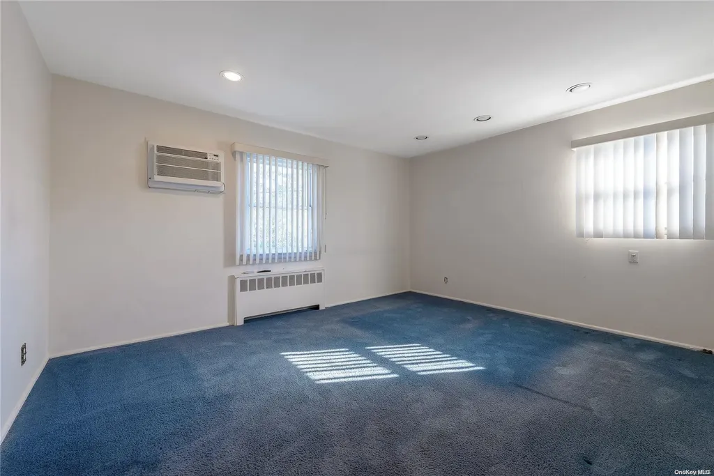 17 Warren Place Plainview NY 11803