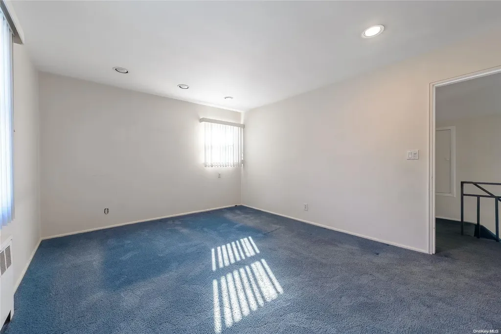 17 Warren Place Plainview NY 11803