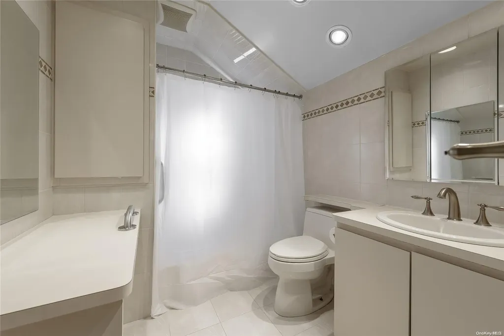 17 Warren Place Plainview NY 11803