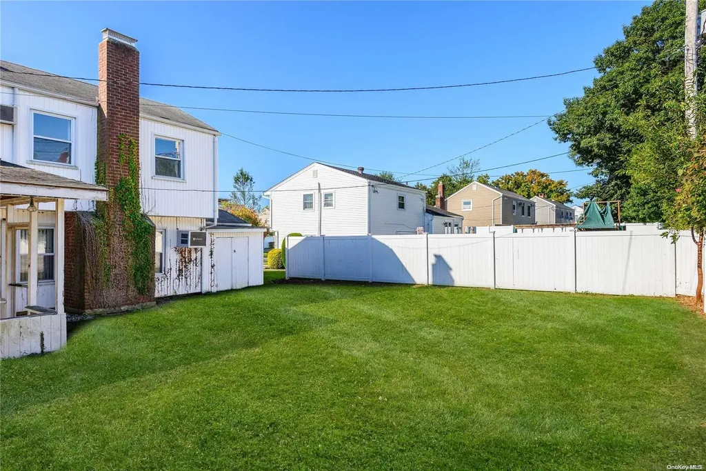 17 Warren Place Plainview NY 11803