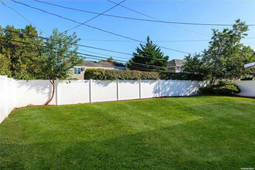 17 Warren Place Plainview NY 11803