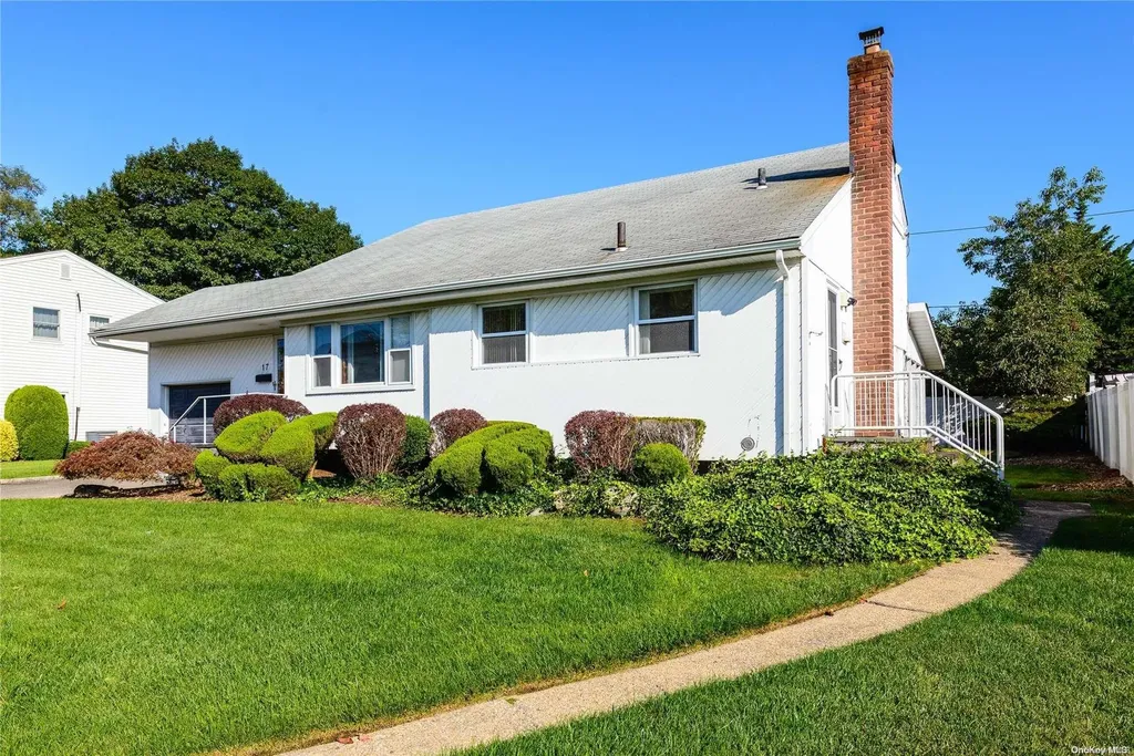 17 Warren Place Plainview NY 11803