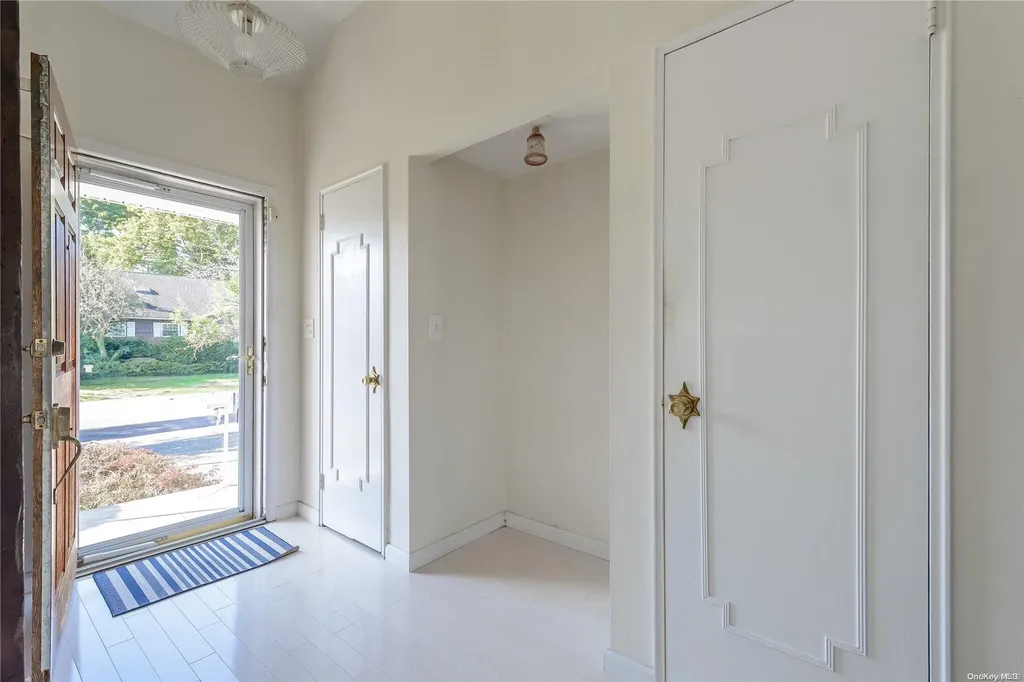 17 Warren Place Plainview NY 11803