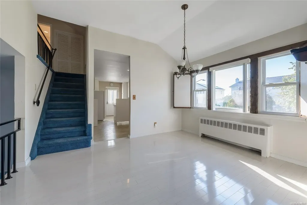 17 Warren Place Plainview NY 11803