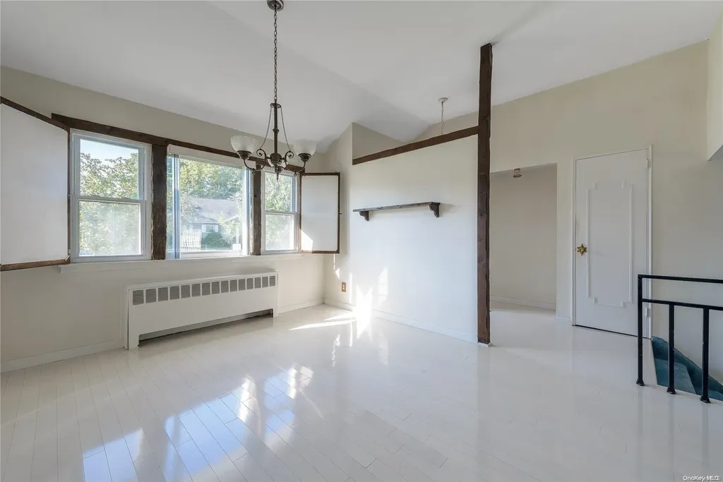 17 Warren Place Plainview NY 11803